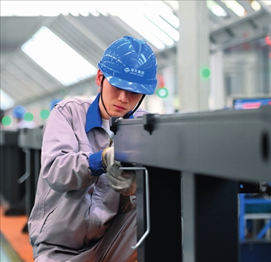 工人在海天國(guó)際控股有限公司海天大港生產(chǎn)基地作業(yè)（2023年2月1日攝）。黃宗治攝/本刊