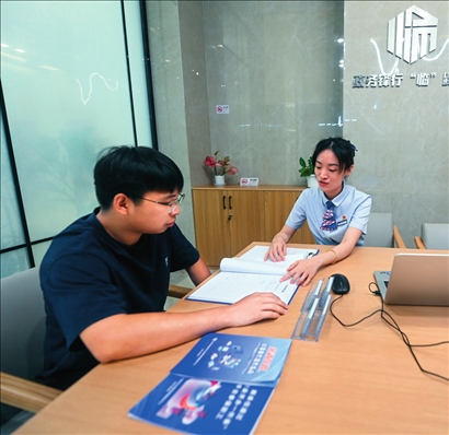 在杭州市臨安區(qū)政務(wù)服務(wù)中心的“為企服務(wù)中心”，黨員志愿者（右）解答企業(yè)主的疑問(wèn)（2023年7月7日攝）。徐昱攝/本刊