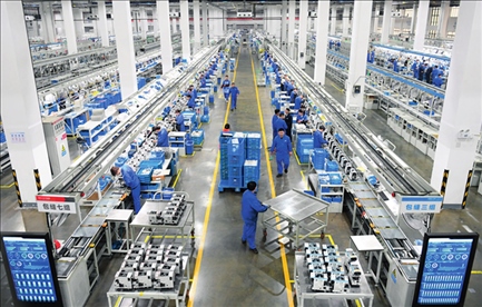 在位于浙江省臺(tái)州市的杰克科技股份有限公司，工作人員在裝配車(chē)間裝配縫紉機(jī)（2023年3月23日攝）。翁忻旸攝/本刊