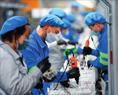 工人在浙江沁園水處理科技有限公司生產(chǎn)車(chē)間組裝家用凈水產(chǎn)品（2023年3月22日攝）。黃宗治攝/本刊