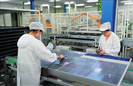 在浙江省臺(tái)州市黃巖區(qū)省級(jí)專(zhuān)精特新“小巨人”企業(yè)浙江公元新能源科技股份有限公司，工作人員生產(chǎn)太陽(yáng)能電池組（2023年8月9日攝）。翁忻旸攝/本刊