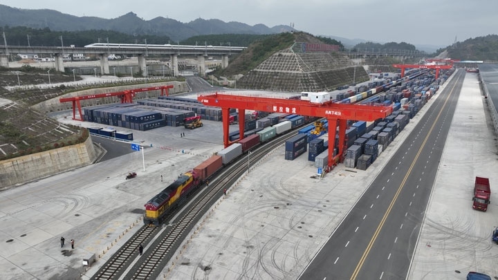 繁忙的貴陽(yáng)國(guó)際陸港。貴陽(yáng)綜保區(qū)供圖