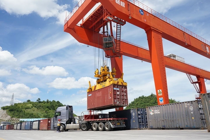 在貴陽(yáng)國(guó)際陸港，正在作業(yè)的龍門吊。貴陽(yáng)綜保區(qū)供圖