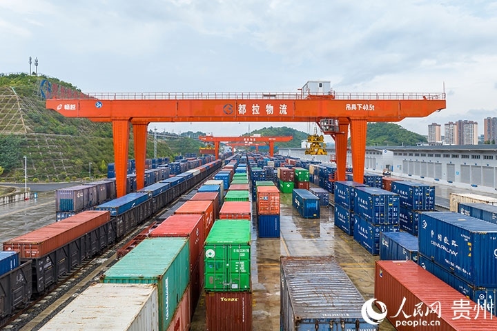 裝滿貨物的集裝箱整齊排列在貴陽(yáng)國(guó)際陸港。人民網(wǎng)記者 涂敏攝