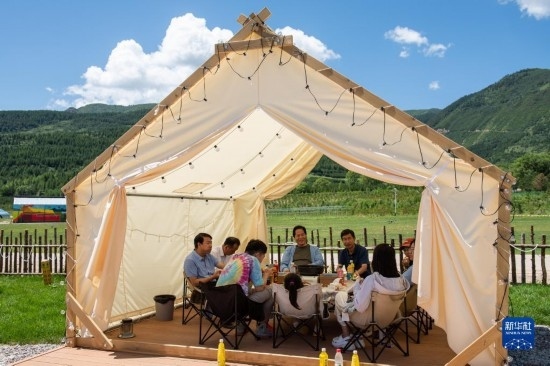 8月12日，游客在寧夏固原市涇源縣大灣鄉(xiāng)楊嶺村品嘗當(dāng)?shù)孛朗?。新華社記者 李旭倫 攝