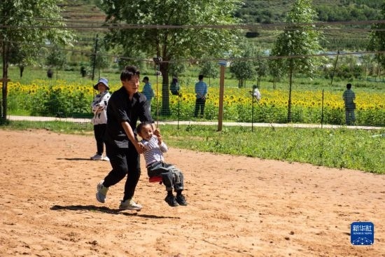 8月12日，游客在寧夏固原市涇源縣大灣鄉(xiāng)楊嶺村玩耍。新華社記者 李旭倫 攝