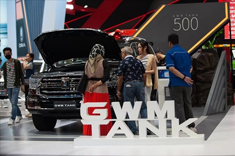 印尼消費(fèi)者參觀長城汽車的展臺。趙猛 攝