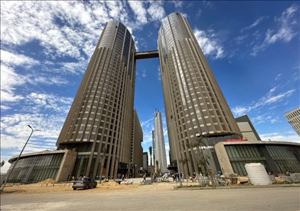 埃及新行政首都CBD項(xiàng)目P4標(biāo)段高層辦公樓。 嚴(yán)川吉雨攝