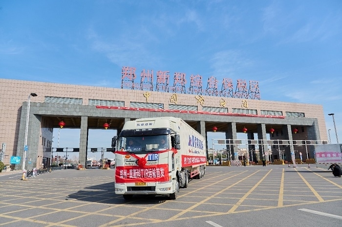 2023年2月20日，鄭州—莫斯科TIR運(yùn)輸首發(fā)車(chē)輛駛出鄭州新鄭綜合保稅區(qū)。新鄭海關(guān)供圖