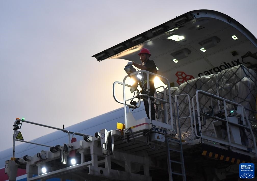 8月1日，工作人員在中國鄭州新鄭國際機場為一架盧森堡貨航貨機裝貨。新華社記者 李嘉南 攝