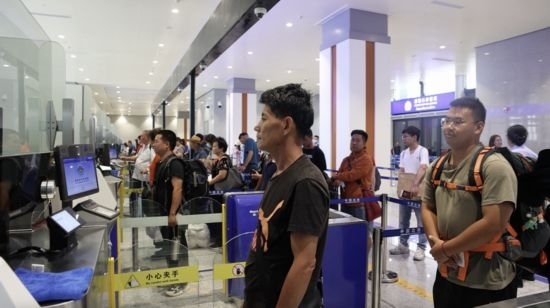 6月13日，乘坐中老鐵路國際旅客列車的旅客在磨憨邊檢大廳排隊(duì)候檢。李揚(yáng) 攝