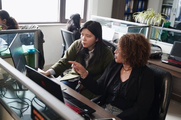 梅德哈妮（右）與中國同事討論設計方案。受訪對象供圖