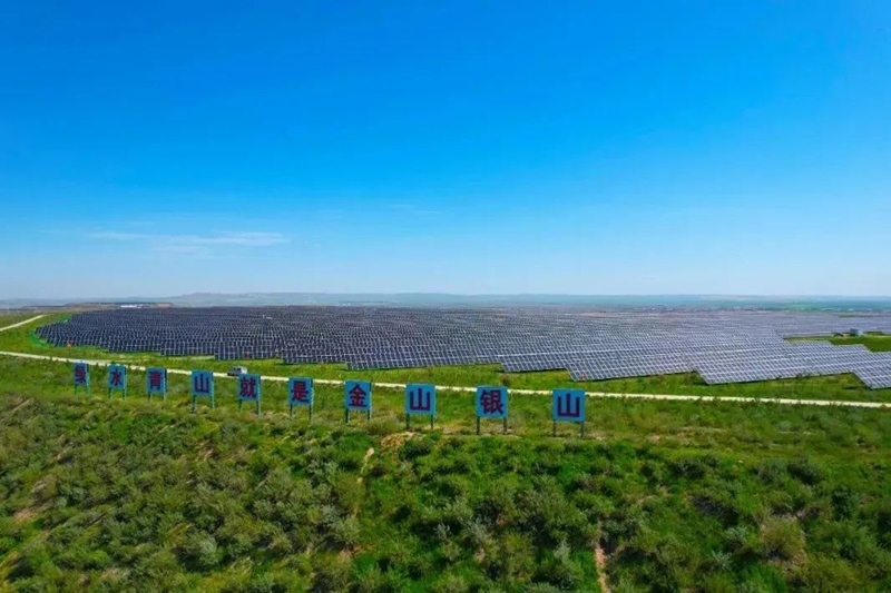 勝利能源露天礦排土場15.3萬千瓦光伏電站并網(wǎng)發(fā)電。受訪者供圖