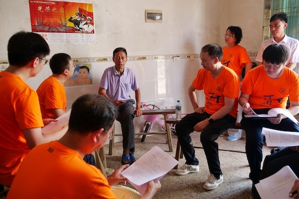 江西上饒“千村調(diào)查”分隊于余干縣上西源村入戶調(diào)查。校方供圖