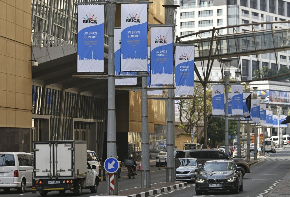這是8月17日在南非約翰內(nèi)斯堡拍攝的金磚峰會條幅。金磚國家領(lǐng)導(dǎo)人第十五次會晤將于南非約翰內(nèi)斯堡舉行。新華社記者 陳誠 攝