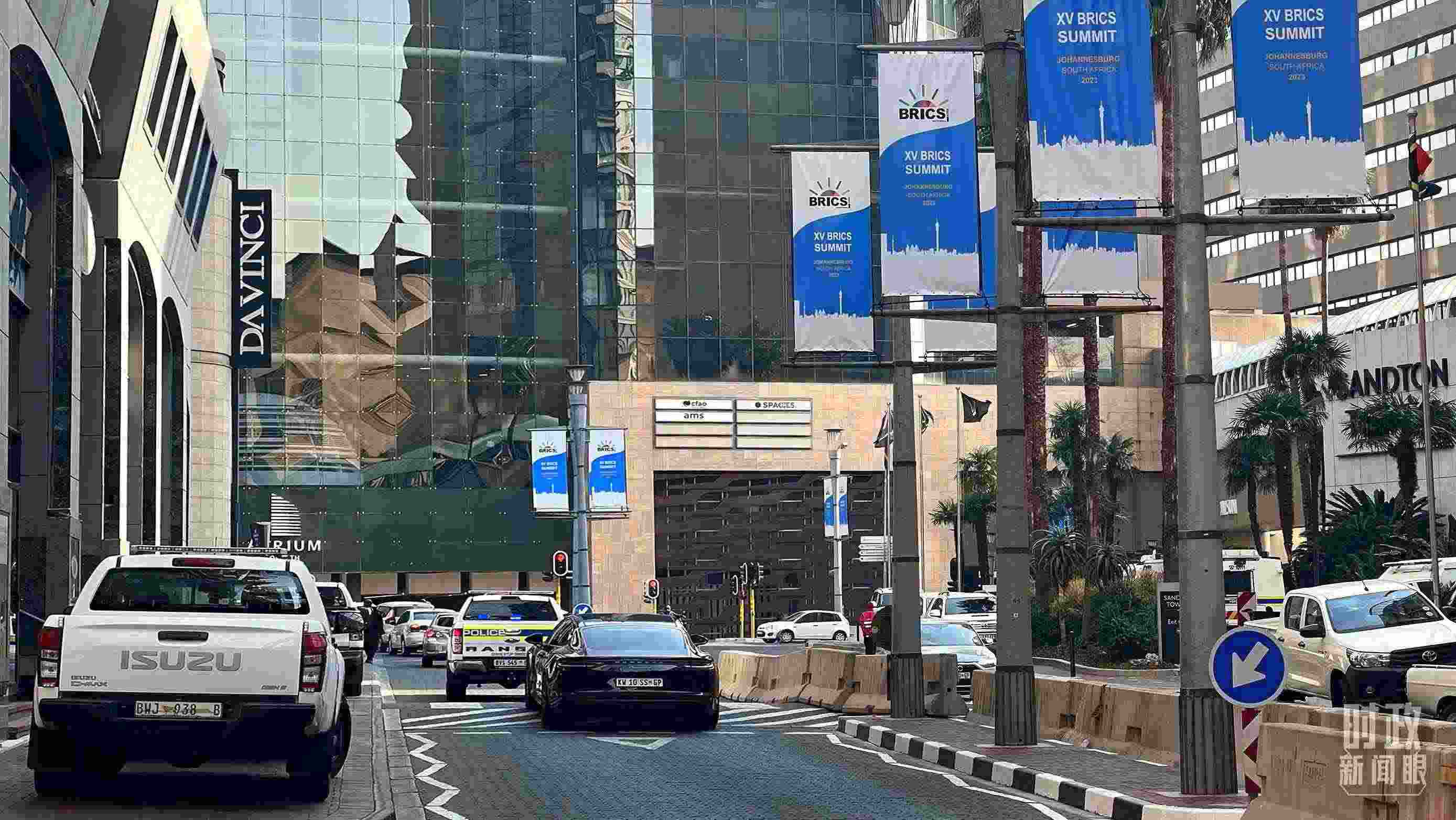 △約翰內(nèi)斯堡，街頭懸掛金磚峰會(huì)條幅。（總臺(tái)央視記者韓銳拍攝）