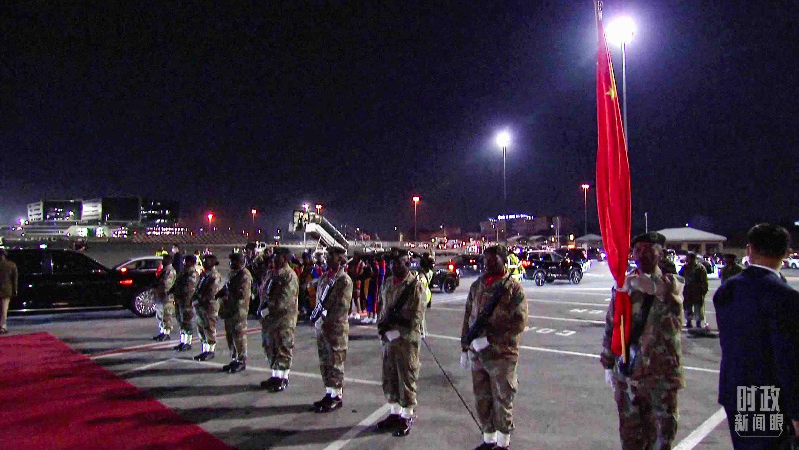 △機(jī)場(chǎng)現(xiàn)場(chǎng)的禮兵。