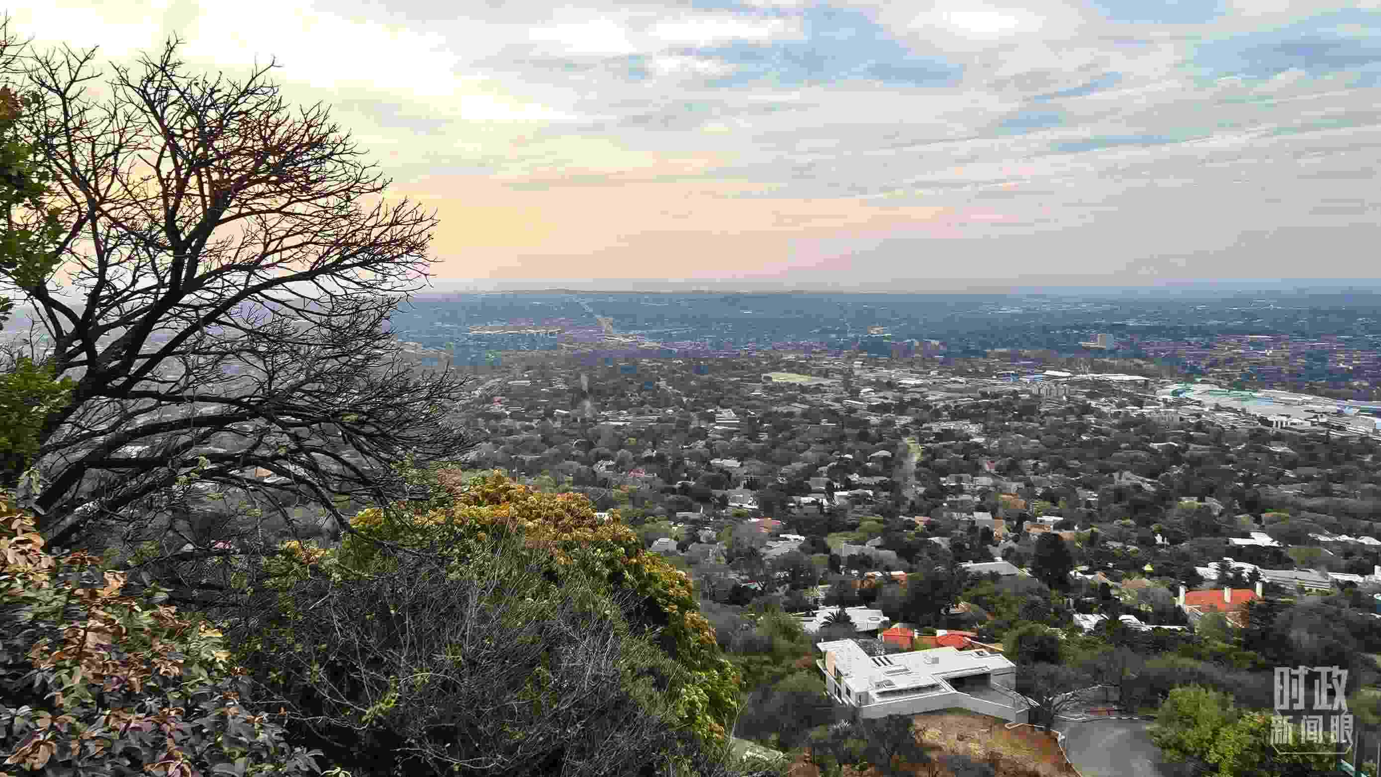 △ 俯瞰南非約翰內(nèi)斯堡。（總臺(tái)央視記者韓銳拍攝）