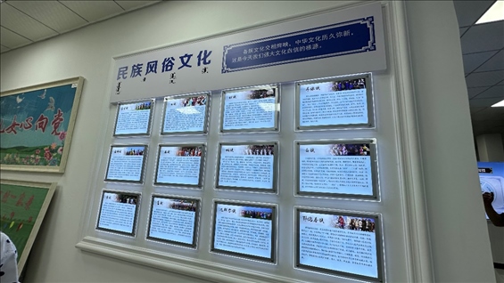 社區(qū)服務(wù)中心內(nèi)民族風(fēng)俗文化墻。人民網(wǎng)記者 金洪花攝