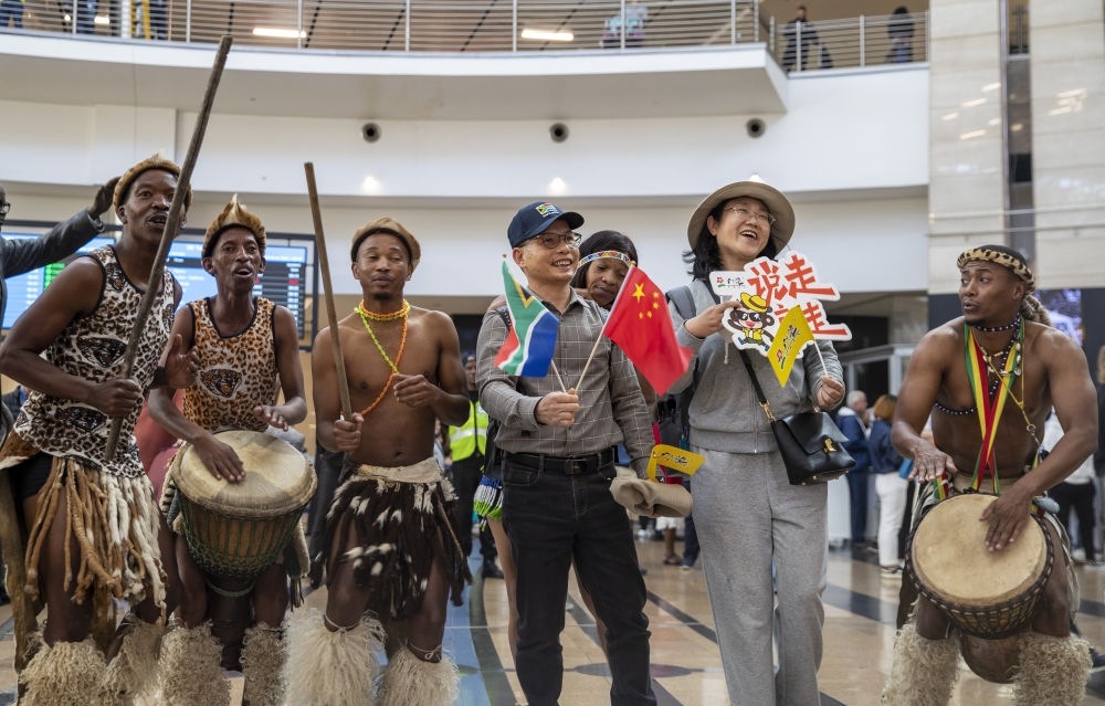 在南非約翰內(nèi)斯堡坦博國際機(jī)場，南非舞蹈演員歡迎中國試點(diǎn)恢復(fù)出境團(tuán)隊(duì)旅游后首批抵達(dá)南非的中國游客（2023年3月29日攝）。