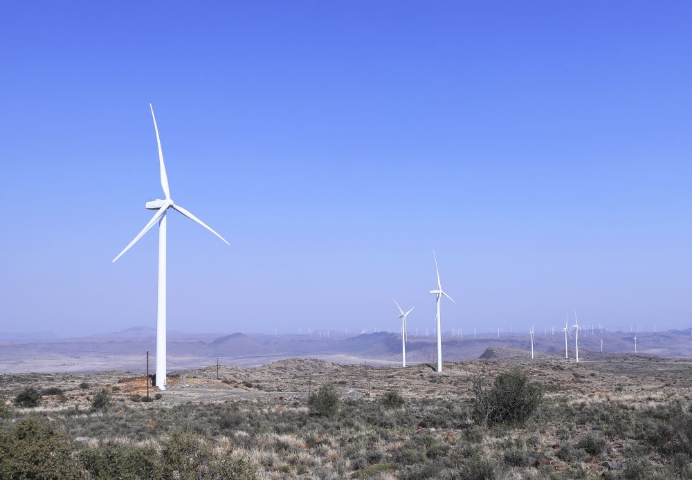 這是在南非北開普省德阿鎮(zhèn)拍攝的德阿風(fēng)電項(xiàng)目風(fēng)機(jī)（2023年8月10日攝）。由中國龍?jiān)措娏瘓F(tuán)南非公司運(yùn)營的德阿風(fēng)電項(xiàng)目每年發(fā)電量超過7.5億千瓦時(shí)，相當(dāng)于節(jié)約20多萬噸標(biāo)準(zhǔn)煤，減排二氧化碳約70萬噸。