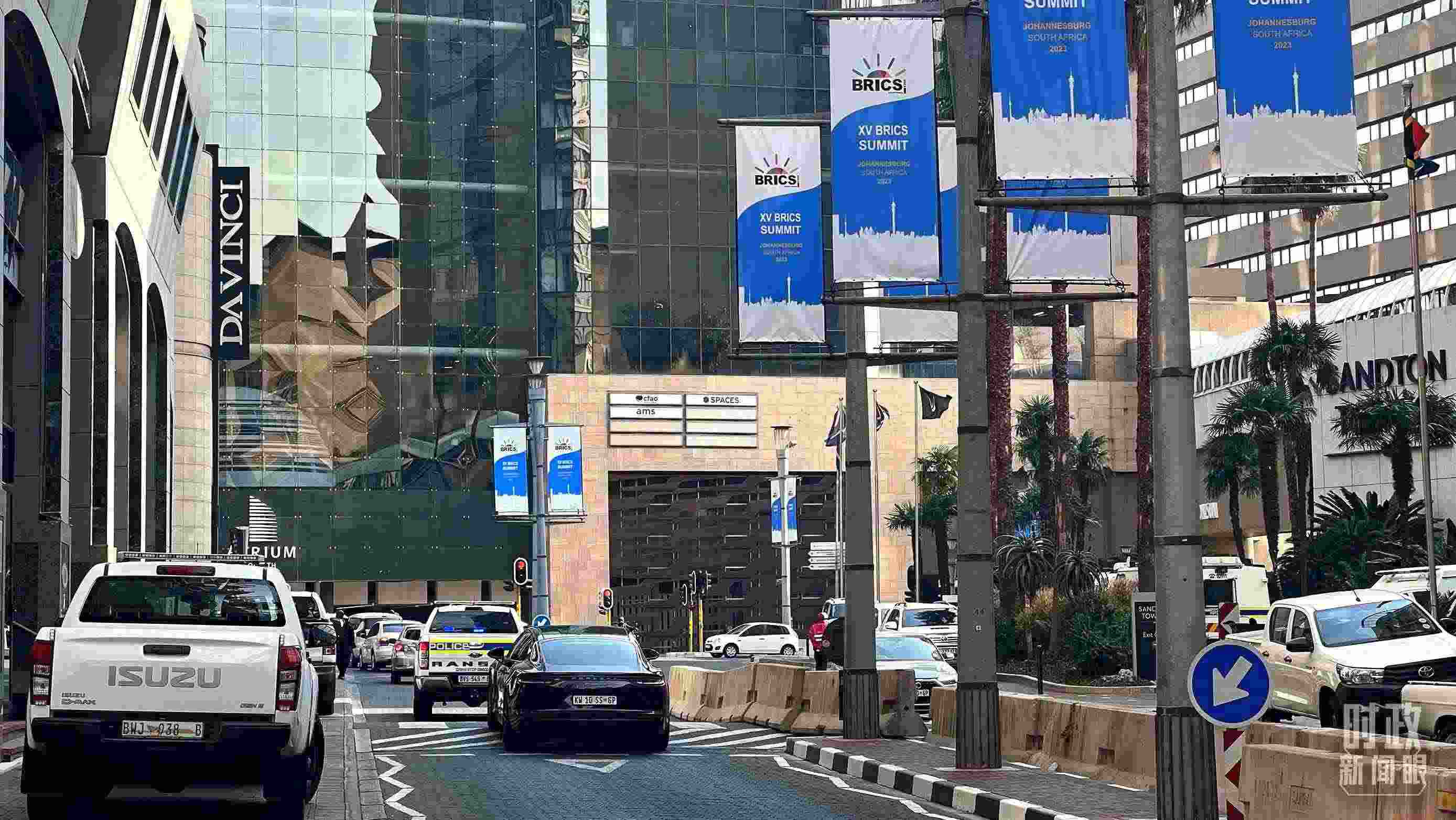 △約翰內(nèi)斯堡街頭的金磚元素。（總臺央視記者程鋮拍攝）