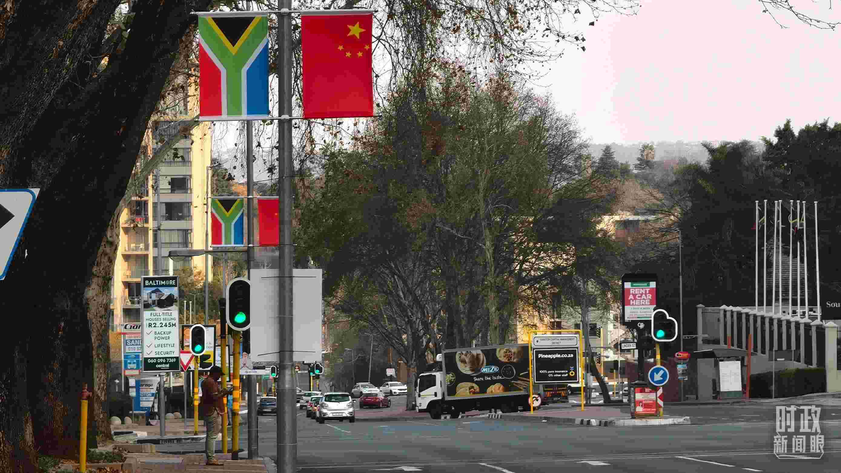 △約翰內(nèi)斯堡街道兩側(cè)懸掛的中國國旗。（總臺央視記者韓銳拍攝）