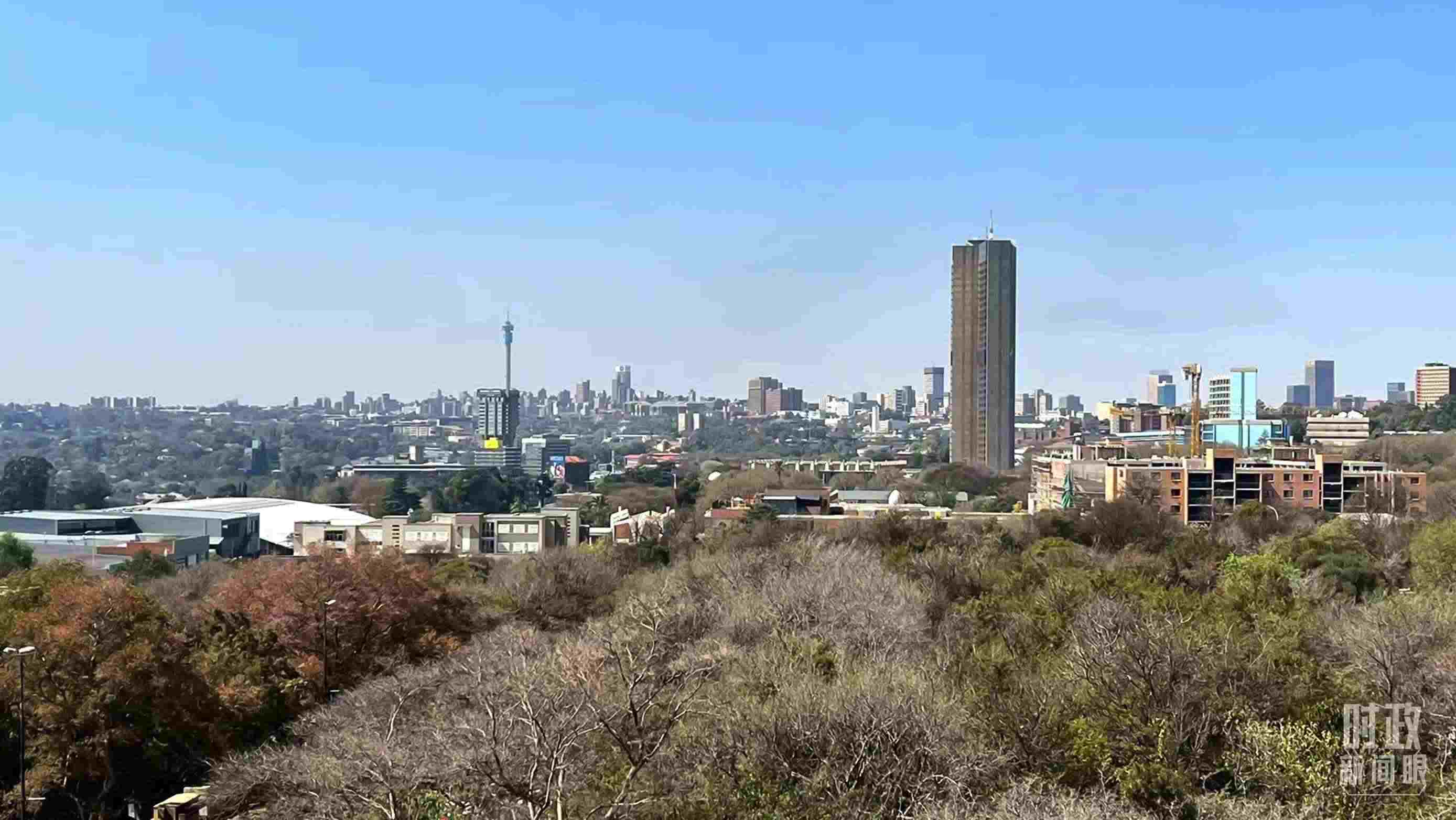 △約翰內(nèi)斯堡城市天際線。（總臺記者馬培敏拍攝）