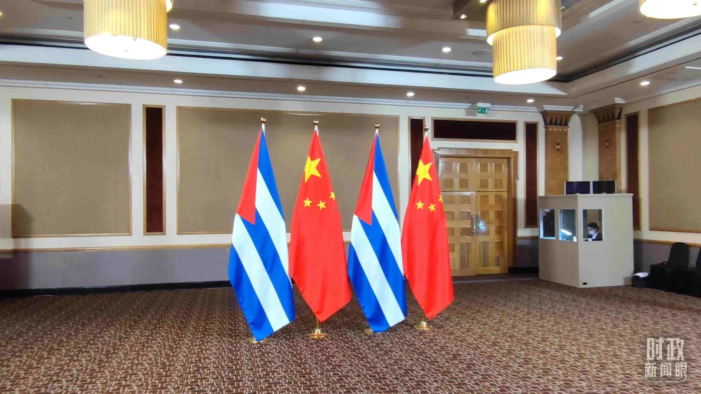 △會見現(xiàn)場的中古兩國國旗。（總臺央視記者耿小龍拍攝）