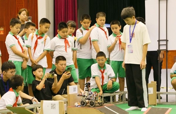 青少年學生現(xiàn)場觀看比賽。北京工商大學供圖