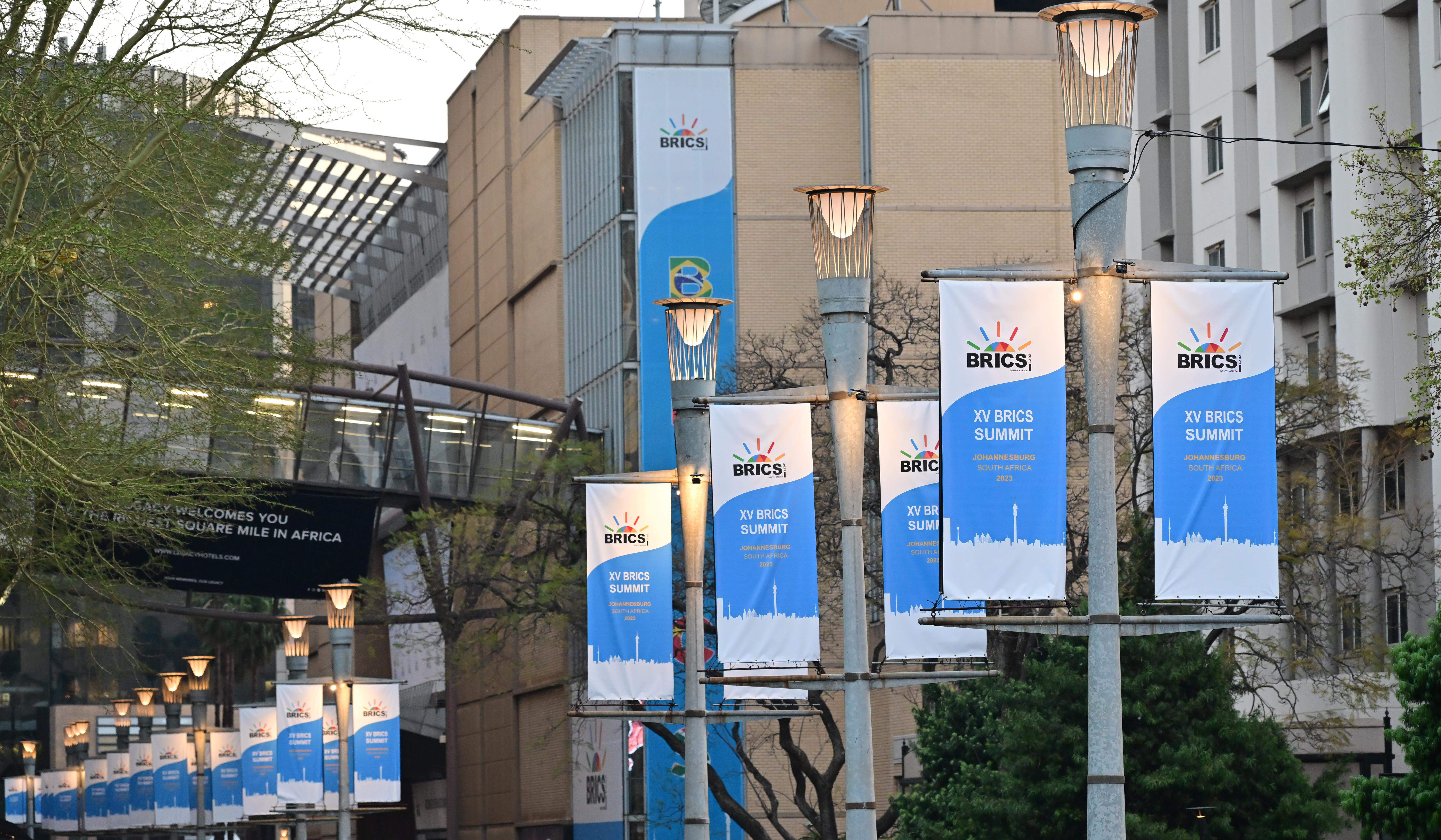南非約翰內斯堡街頭懸掛的金磚峰會視覺海報