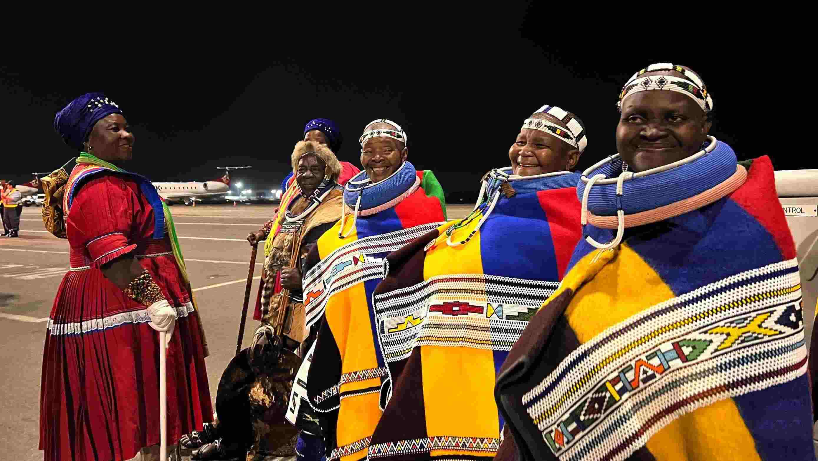當地時間2023年8月21日晚，習近平主席乘坐的專機抵達南非約翰內斯堡坦博國際機場，這是身穿民族服飾迎接的當地群眾。