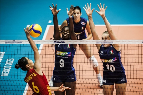 中國(guó)隊(duì)球員莊宇珊(左)在比賽中。圖片來(lái)源：國(guó)際排聯(lián)