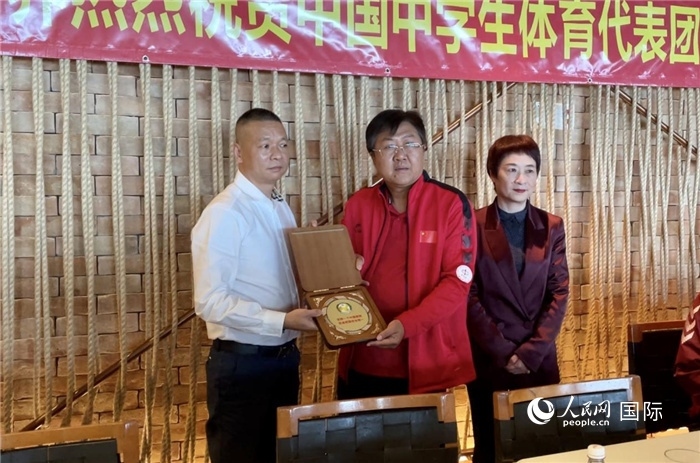 巴西中國(guó)和平統(tǒng)一促進(jìn)會(huì)會(huì)長(zhǎng)王俊曉向中國(guó)中學(xué)生體育代表團(tuán)團(tuán)長(zhǎng)劉立新贈(zèng)送紀(jì)念品。人民網(wǎng)記者 宋亦然攝