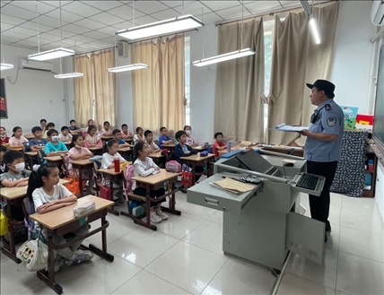 趙超剛在呼家樓中心小學(xué)為學(xué)生們講法治課。受訪者供圖