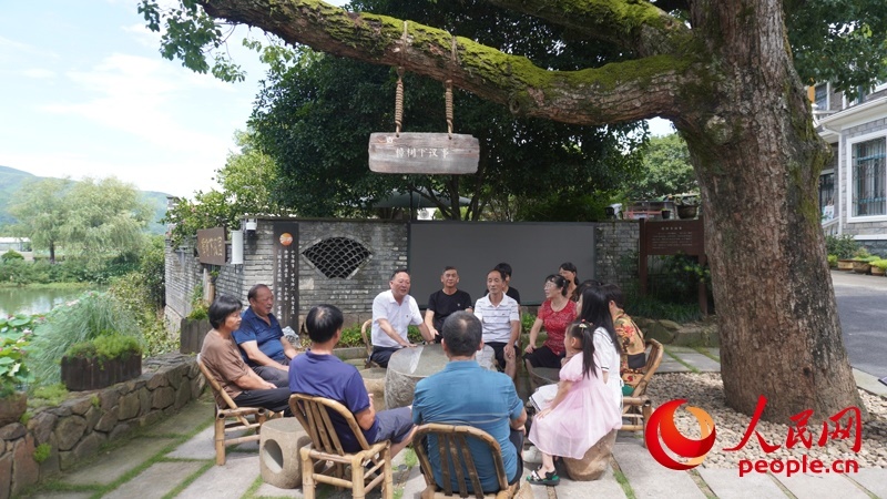 余杭區(qū)徑山鎮(zhèn)小古城村村民在“樟樹下議事”。人民網(wǎng)肖聰聰攝
