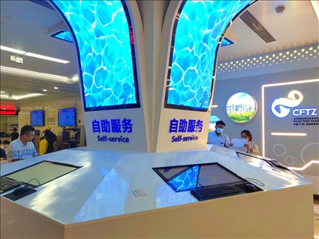 市民在中國(guó)(廣西)自由貿(mào)易區(qū)南寧片區(qū)綜合服務(wù)大廳辦理業(yè)務(wù)。人民網(wǎng) 付華周攝