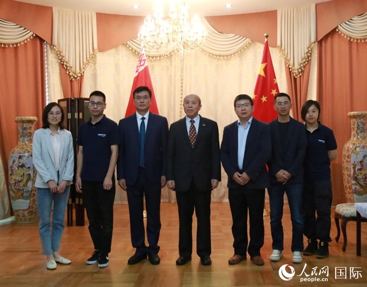 謝小用大使與人民網(wǎng)記者合影。