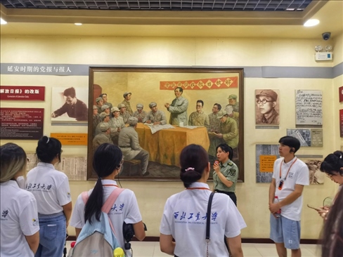 中外學生在延安參觀博物館。學校供圖