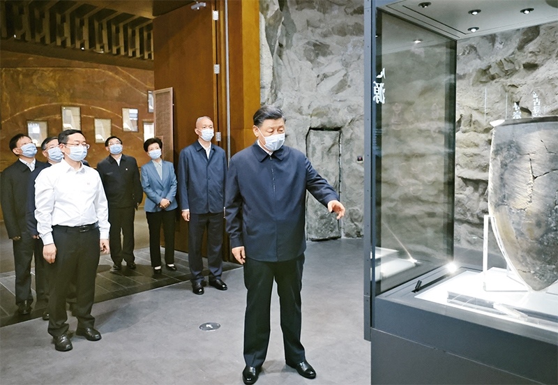 2023年6月2日，中共中央總書記、國家主席、中央軍委主席習近平在北京出席文化傳承發(fā)展座談會并發(fā)表重要講話。這是座談會前，習近平2日下午在中國歷史研究院考察。 新華社記者 鞠鵬/攝