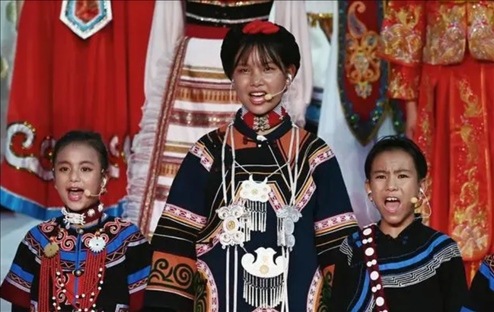 △今年7月，在成都大運會開幕式上，從大山深處走來的孩子們，自信地站在舞臺中央，以歌聲表達(dá)對未來的憧憬。