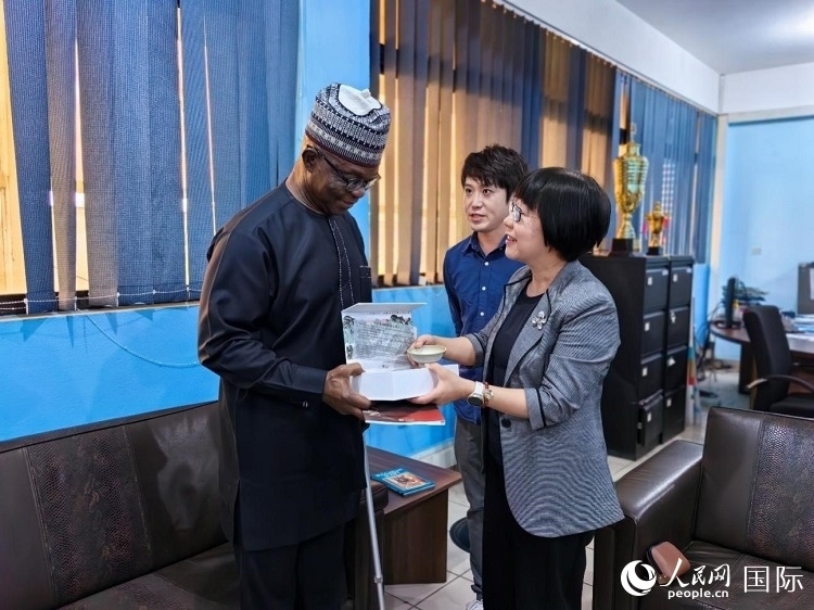 人民網(wǎng)監(jiān)事會主席唐維紅（右一）帶隊訪問尼日利亞通訊社，與該社總裁布克·龐勒（左一）交流。人民網(wǎng)記者 陳星星攝