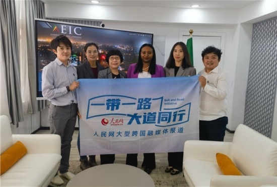 埃塞俄比亞投資委主任萊利斯（右三）、萬巧云（左二）與人民網(wǎng)記者合影。