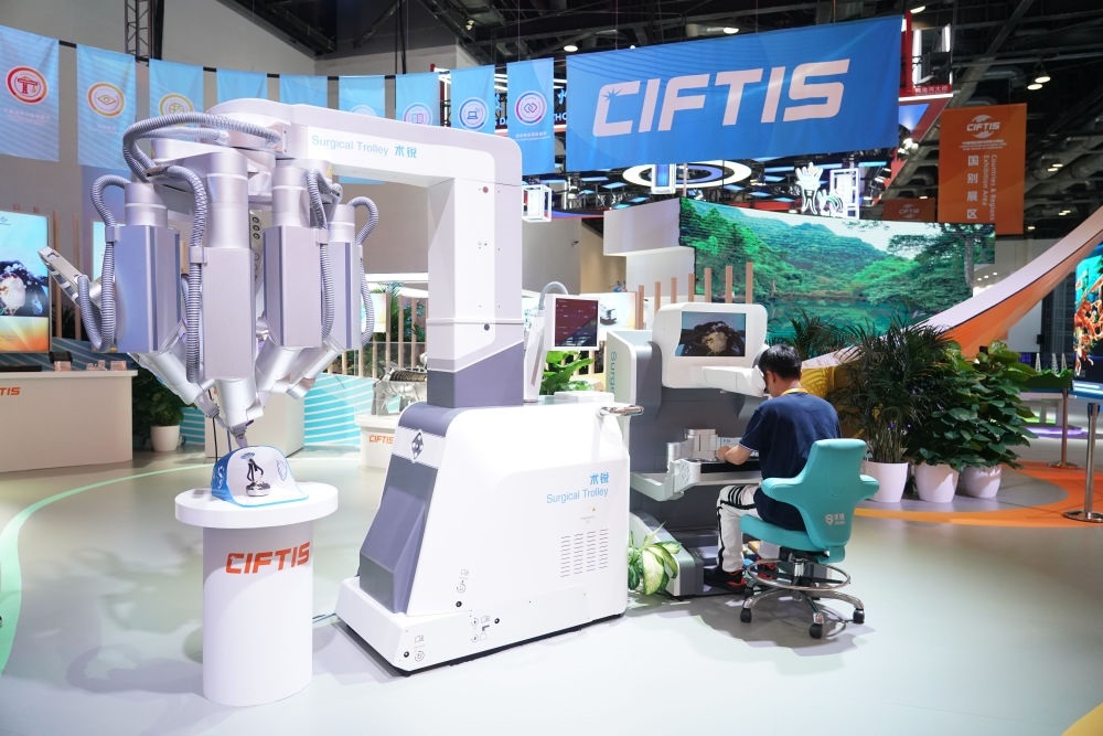 這是9月1日在國家會議中心拍攝的一款單孔腔鏡手術(shù)機器人。新華社記者 任超 攝