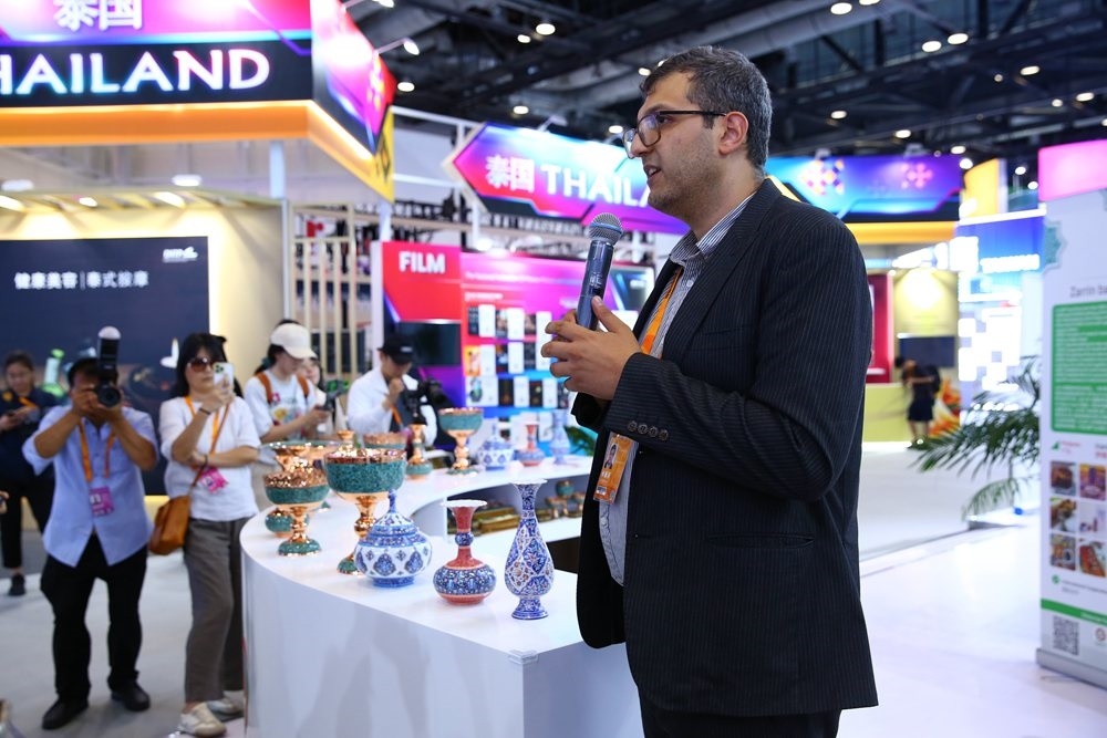 9月1日，參展商在國家會議中心向媒體記者介紹展臺信息。新華社記者 孫瑋彤 攝