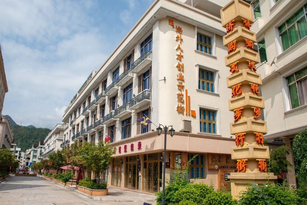 浙江溫州文成縣玉壺鎮(zhèn)是全國(guó)著名僑鄉(xiāng)。近年來(lái)，當(dāng)?shù)胤e極搭建平臺(tái)，吸引華僑回鄉(xiāng)創(chuàng)業(yè)。圖為該鎮(zhèn)的海外人才創(chuàng)業(yè)示范街