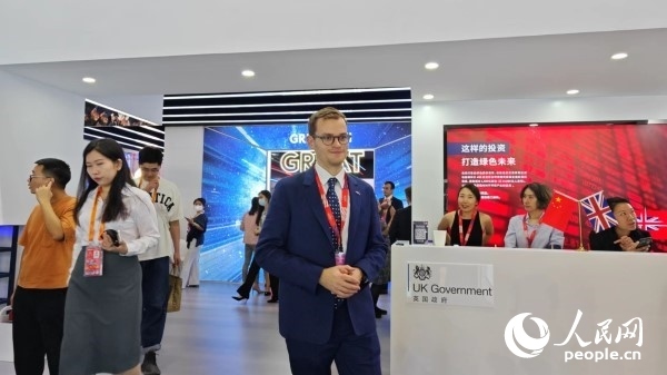 9月2日，英國(guó)館館長(zhǎng)、英國(guó)商業(yè)貿(mào)易部市場(chǎng)推廣主管康鵬接受人民網(wǎng)記者采訪。人民網(wǎng)記者 趙雯博攝