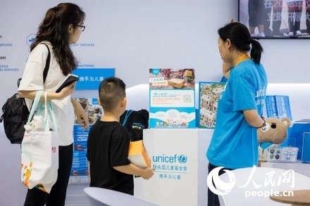9月2日，觀眾駐足聯(lián)合國(guó)兒童基金會(huì)展館。圖片由聯(lián)合國(guó)兒童基金會(huì)提供