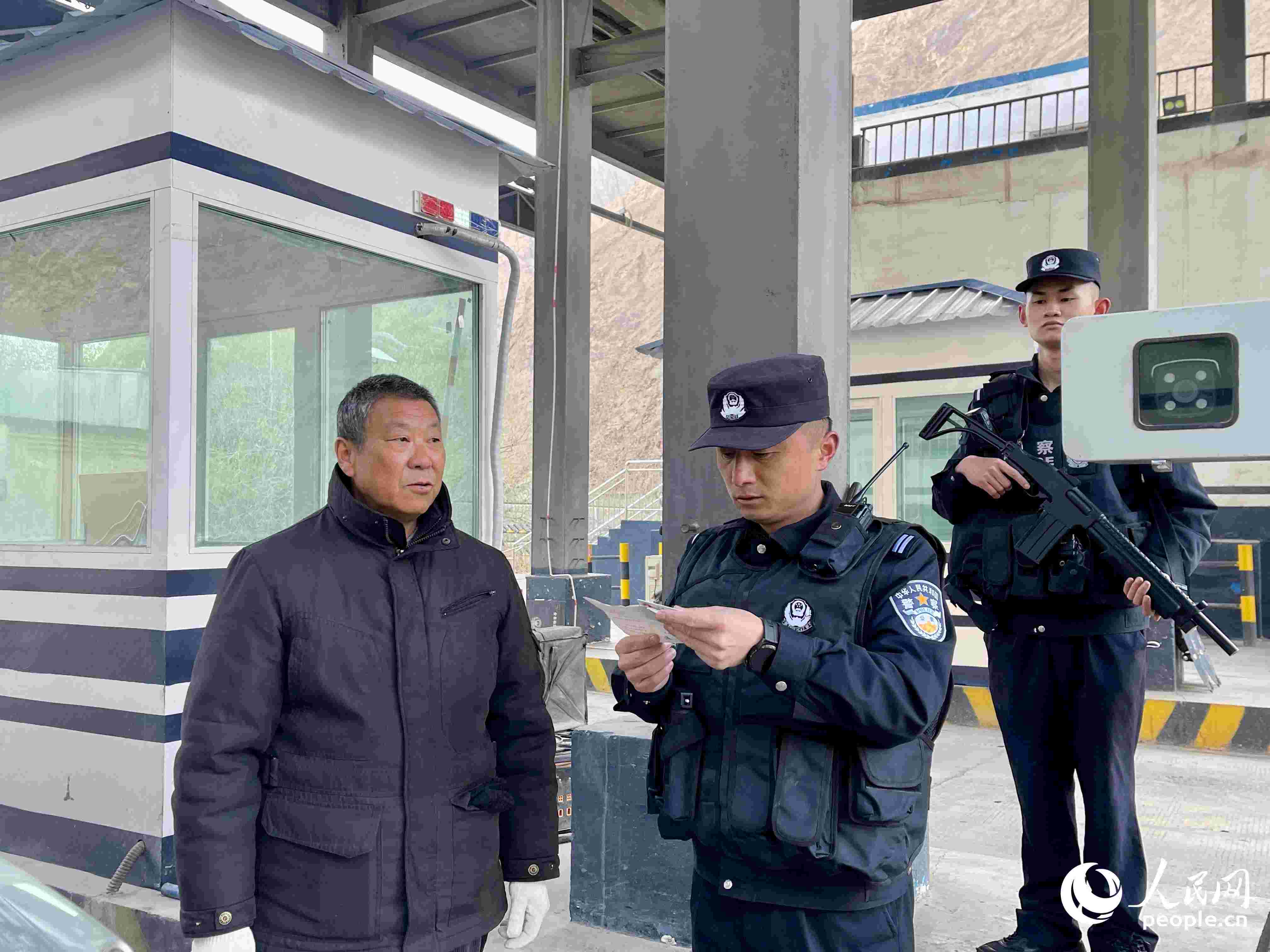 2023年5月10日，在庫(kù)地邊境檢查站，陳暢核對(duì)進(jìn)出邊境管理區(qū)人員信息。人民網(wǎng) 周靜圓攝