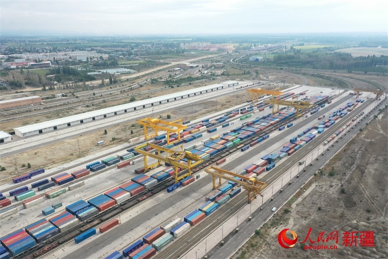 8月8日，在霍爾果斯口岸換裝廠區(qū)，工人正在進(jìn)行吊箱作業(yè)。 人民網(wǎng)記者 張力洋攝